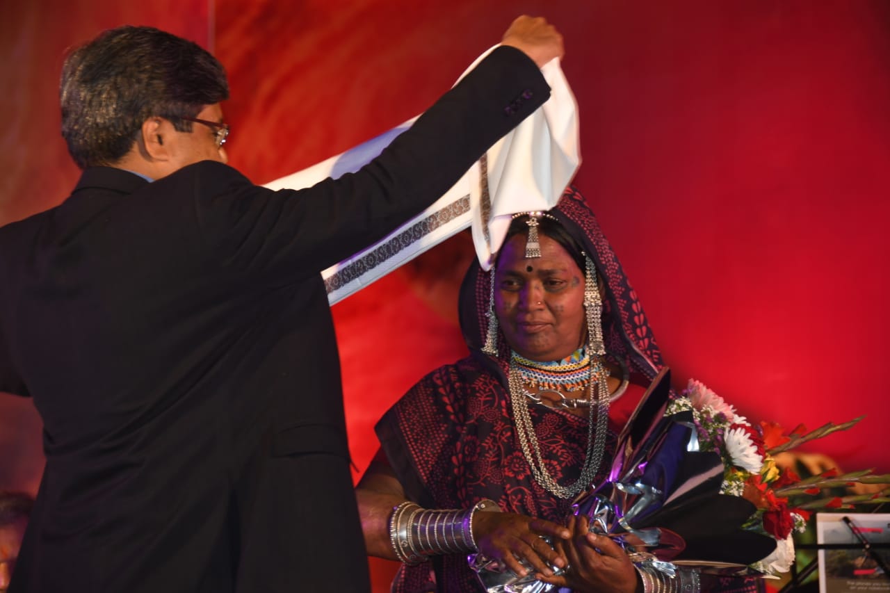 भूरी बाई को सम्मानित करते संस्कृति एवं पर्यटन विभाग के प्रमुख सचिव शिवशेखर शुक्ला। भूरी बाई पिथोरा शैली में चित्रकारी करती हैं।