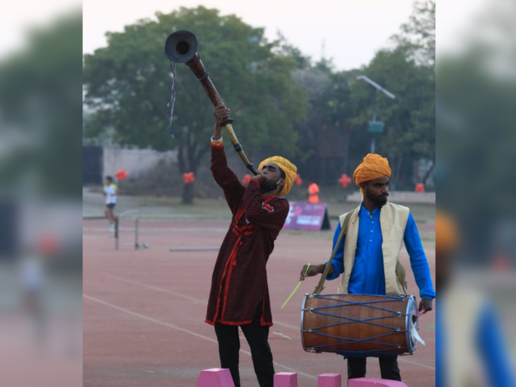 तुरही और ढोल से आगाज।