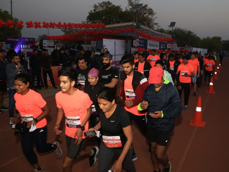 स्टेडियम में बड़े सेवेर शुरू हुई मैराथन।