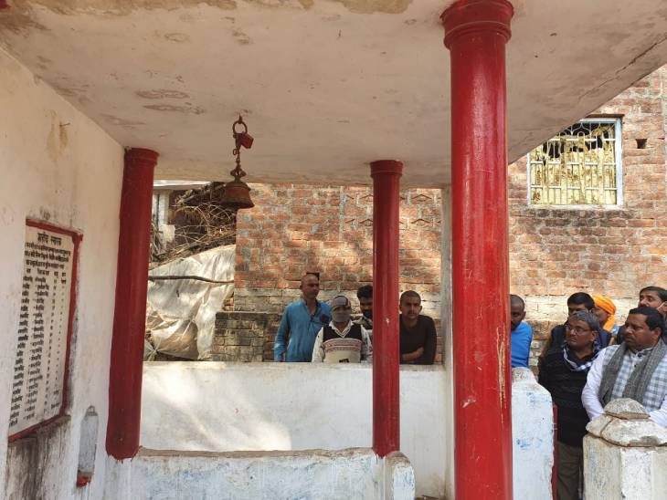 Photograph of the memorial of those killed in the Behmai incident. Phoolan and his associates had shot 26 people with bullets.