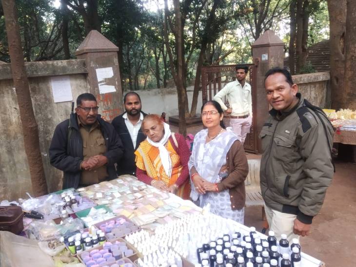 अमरकंटक में एक दुकान से सामान खरीदती सीएम की मां।