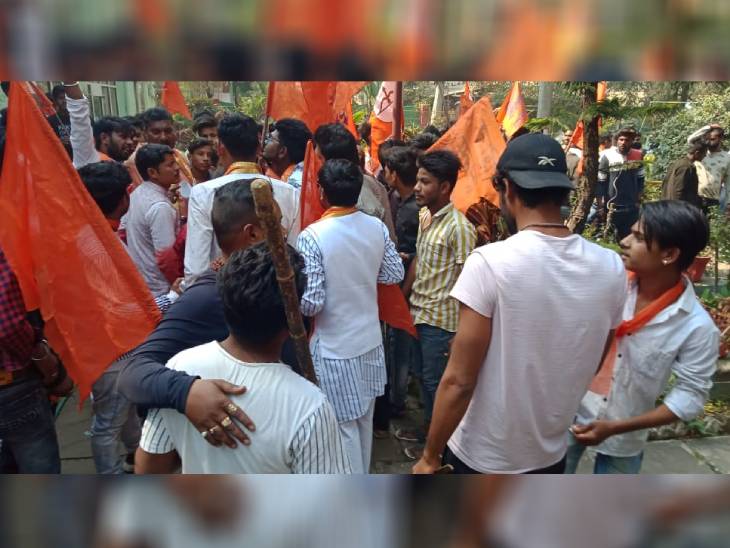 शहर के मुख्य पार्कों में लट्ठ लेकर प्रेमी युगल को तलाशते शिवसैनिक।