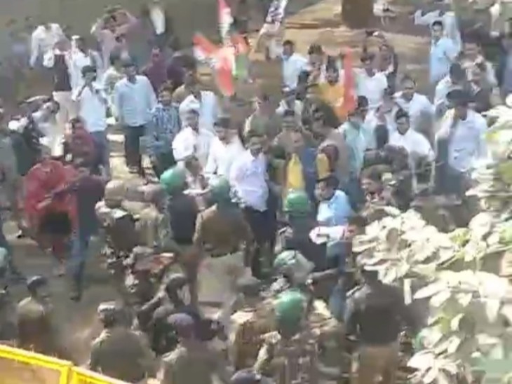 नगर निगम कार्यालय के बाहर पुलिस से बहस करते कांग्रेसी, इसके बाद पुलिस को उन पर काबू पाने के लिए हल्का बल प्रयोग करना पड़ा