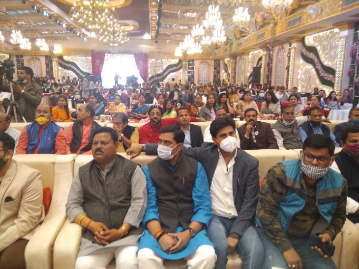 राज्यसभा सांसद सिंधिया के महंगाई पर भाषण को सुनते, शहर के व्यापारी