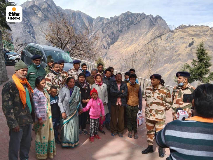 टनल में फंसे लोगों के साथ डॉक्टर ज्योति और ITBP के जवान।