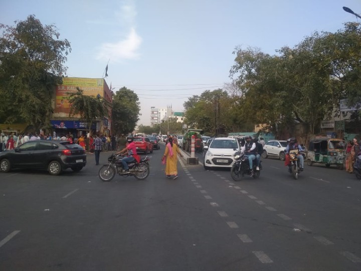 पटवारियों के धरने के कारण सरदार मार्ग पर राजमहल चौराहे से 22 गोदाम सर्किल आने वाले ट्रैफिक को डायवर्ट करते हुए।