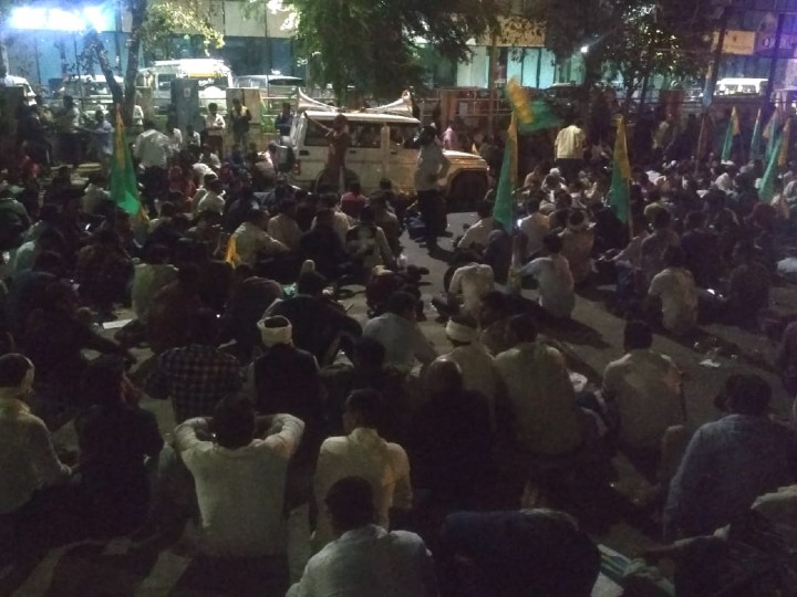 रात करीब 10 बजे MGF मॉल 22 गोदाम के सामने धरने पर बैठे संघ से जुड़े पटवारी।