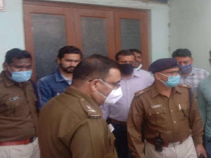 घटनास्थल का जायजा लेने पहुंचे SP व अन्य अधिकारी