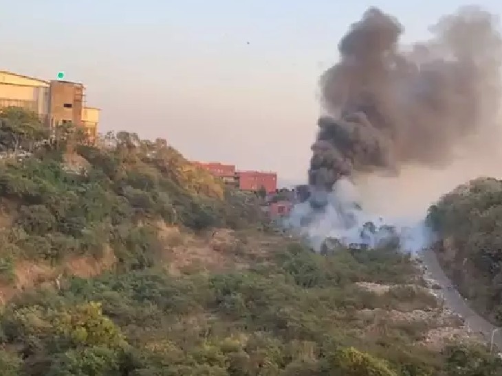 आग सबसे पहले सोसाइटी के ठीक पीछे घास के ढेर में लगी और फैलने लगी।