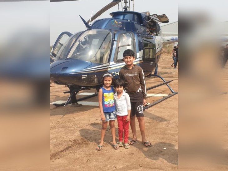 जनार्दन के गांव के बच्चे हेलीकॉप्टर के सामने खड़े होकर फोटो खिंचवाते हुए।