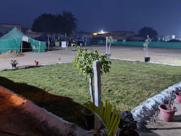 किसानों ने टीकरी बॉर्डर पर हरी घास का लॉन बनवाया है। यहां अलग-अलग फूलों के गमले भी लगाए गए हैं।