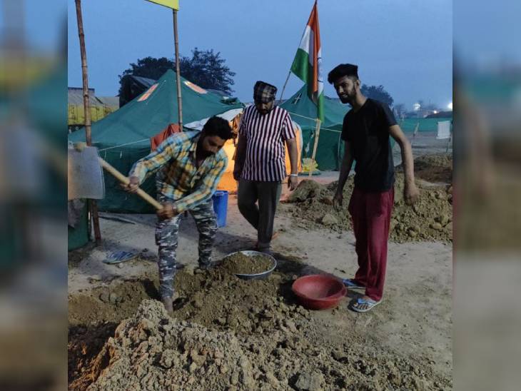 टॉयलेट बनाने के लिए किसान जगह-जगह गड्ढे खोद रहे हैं। पानी की निकासी के लिए भी व्यवस्था की जा रही है।
