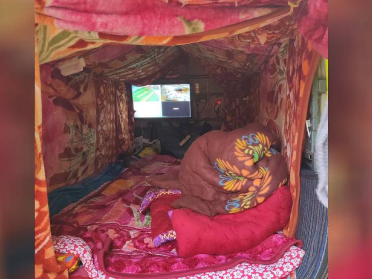 किसानों ने अपने कैंप में घर जैसी तमाम सुविधाएं विकसित कर ली हैं। इनमें CCTV टीवी भी लगा रखे हैं और लगातार मॉनिटरिंग कर रहे हैं।