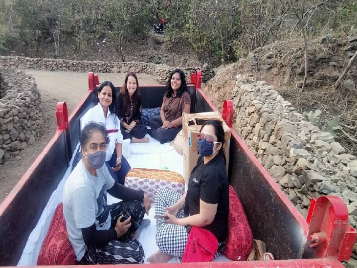 मांडू उत्सव के दौरान पर्यटकों ने ट्रैक्टर ट्रॉली पर भी घूमने का भी आनंद लिया।