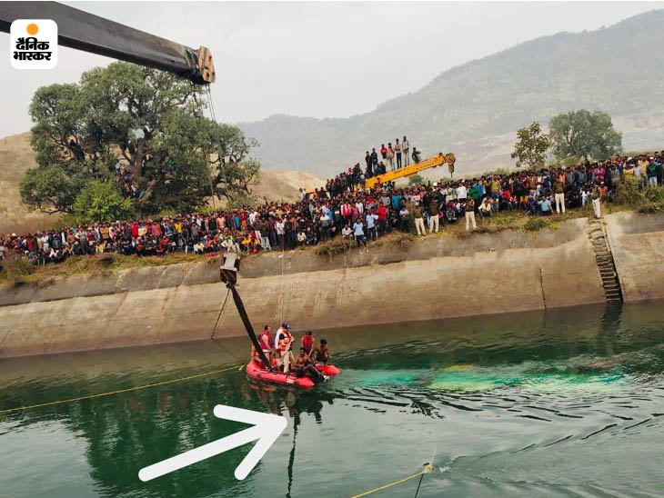 घटनास्थल पर बस को निकालने के बाद लापता शवों की तलाश की जा रही है