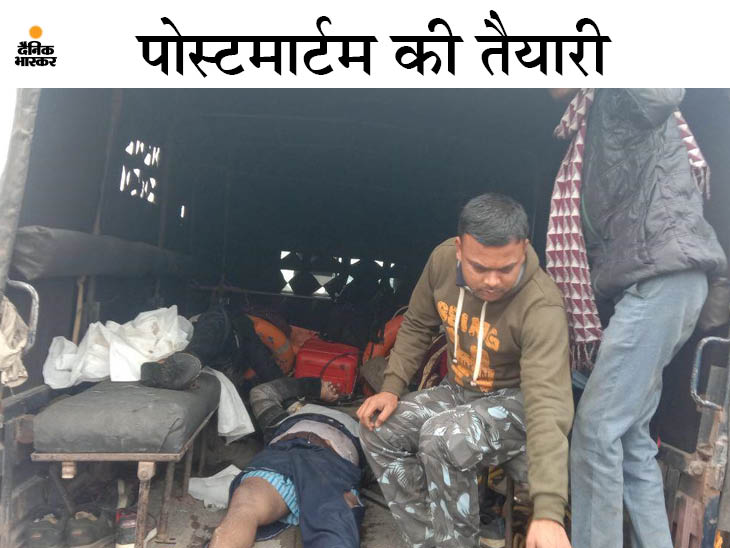 शवों को पोस्टमार्टम के लिए ले जाते स्थानीय लोग और पुलिसकर्मी।