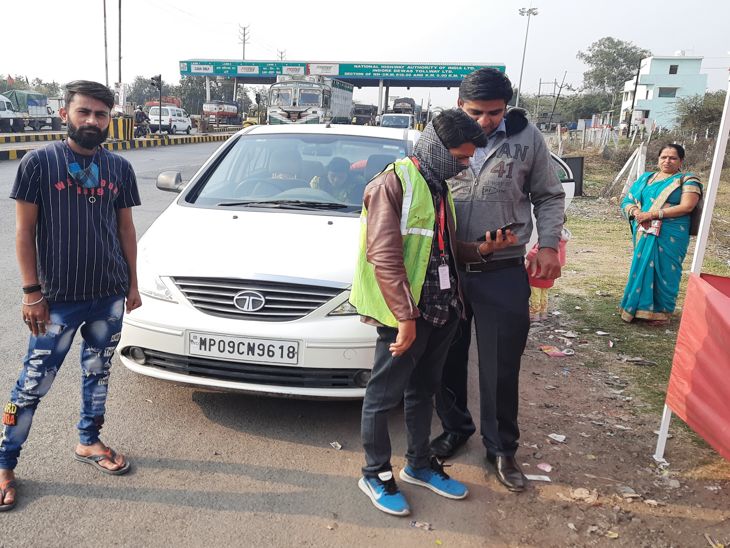 ईश्वर पटेल परिवार के साथ लाइन में फंसे तो बाहर निकलते ही फास्ट टैग लगवाया।