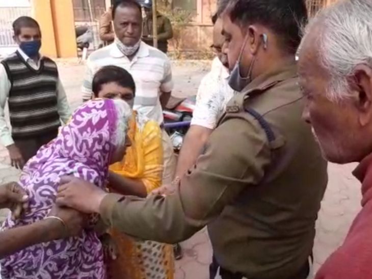 वृद्धा को लोगों ने समाजसेवी संस्था के हाथों में सौंपा है।