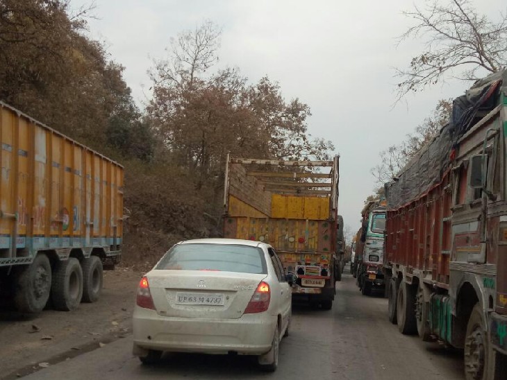 बस का जो तय रास्ता था उसमें खराब सड़क होने के कारण कई दिनों से जाम लग रहा था। इसीलिए, चालक ने रूट बदला था।