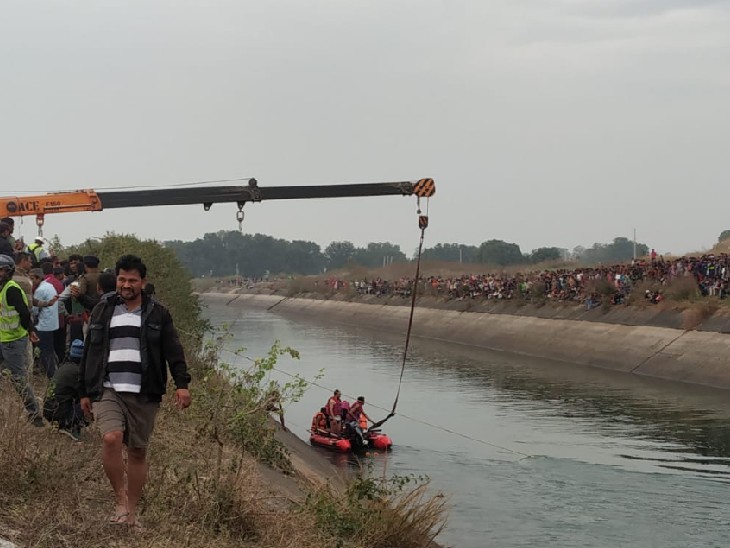 नहर से शवों को निकालने के लिए रेस्क्यू ऑपरेशन चल रहा है।