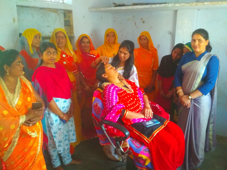 ब्यूटीपार्लर कोर्स को सीखने आए कई