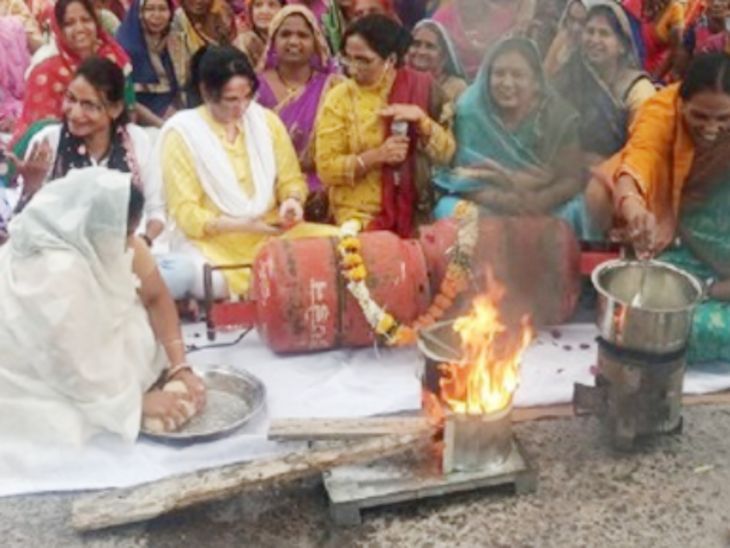 महिला कांग्रेसियों ने सड़क पर बनाया खाना।