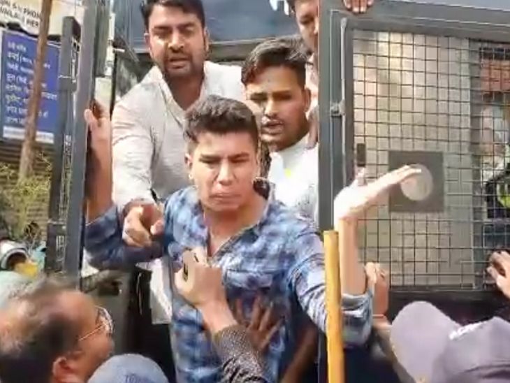 वैन में धक्का देकर कांग्रेसियों को चढ़ाने के दौरान हुई धक्का-मुक्की।