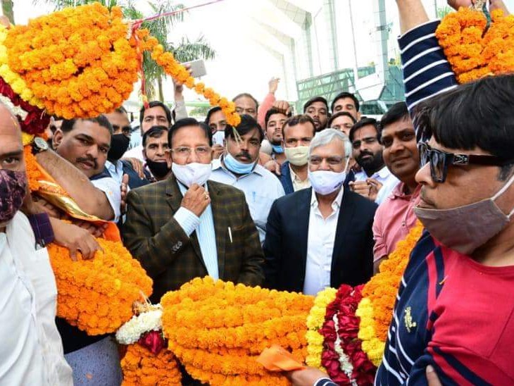 उदयपुर से डबोक हवाई अड्डे पर शांति धारीवाल का स्वागत करते कांग्रेसी कार्यकर्ता।