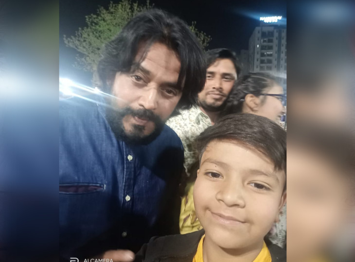 समारोह में मेहमानों ने रविकिशन के साथ ली सेल्फी