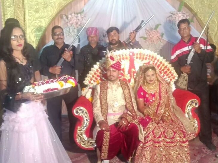 शादी समारोह के दौरान स्टेज पर ऐसे हथियार लेकर रहे खडे़ (वीडियो से ली गई फोटो)