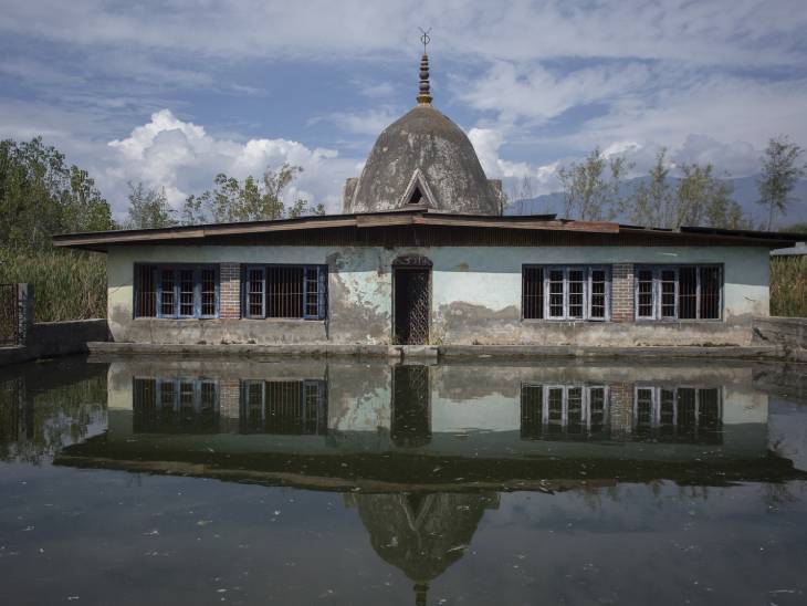 अदालत में कश्मीर सरकार द्वारा पेश किए गए दस्तावेजों के मुताबिक कश्मीर में 464 मंदिर हैं, जिनमें से 174 क्षतिग्रस्त हैं।