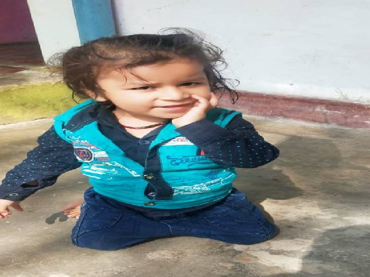 हादसे ने अनिल गुप्ता से एक साथ उनकी बीवी और बच्चे को छीन लिया। उनके आंगन में अब अथर्व की खिलखिलाहट सुनाई नहीं देगी।