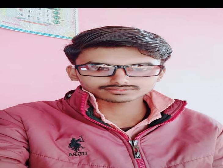 सीधी बस हादसे में बहने वाला दीपेश (21) अपनी बहन के साथ बस में सवार था, उसकी तलाश फिलहाल जारी है।