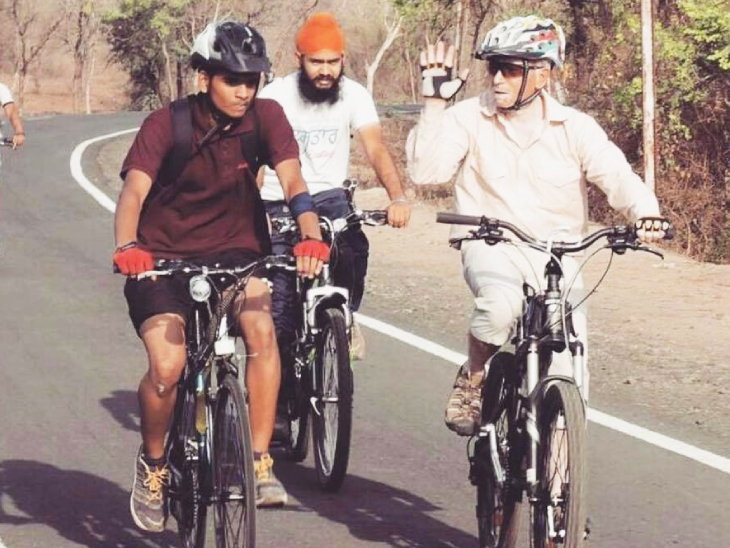 सत्य प्रकाश रिटायर्ड आईएएस थे और ग्रीन प्लेनेट बायसिकल राइडर्स एसोसिएशन के अध्यक्ष भी थे। जुलाई 2020 में उनका निधन हो गया। इन्हीं से इंस्पायर होकर निखिल ने बाइसिकल कस्टमाइजेशन की शुरुआत की थी।