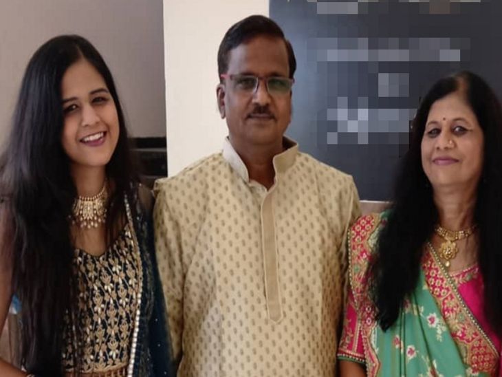 कृति के पिता बिल्डर हैं, जबकि मां हाउस वाइफ।