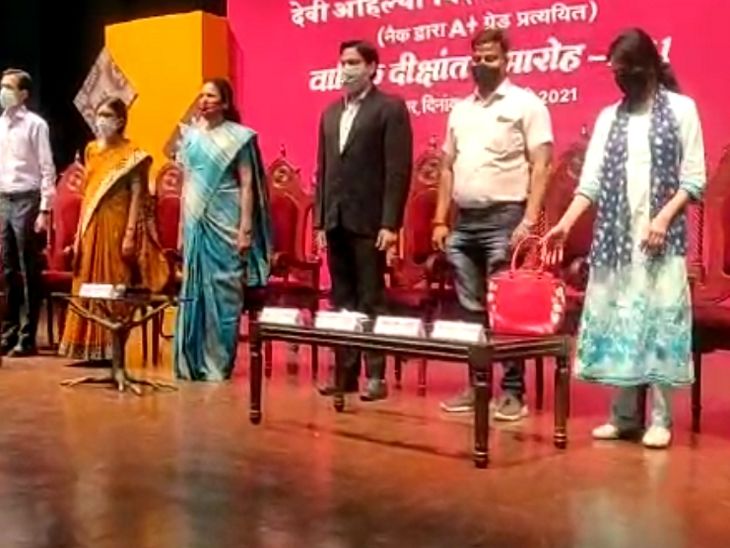 मंच पर डमी अतिथियों ने रिहर्सल की।