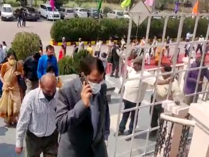 फाइनल रिहर्सल में प्रोफेसरों का प्रोसेशन भी निकला गया।