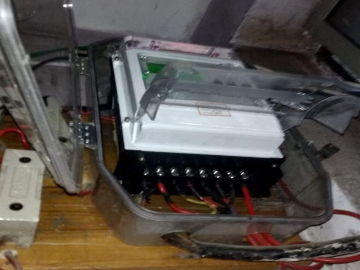 कंपनी ने मीटर जब्त कर लिया है, लोड के हिसाब से वसूलेगी हर्जाना।