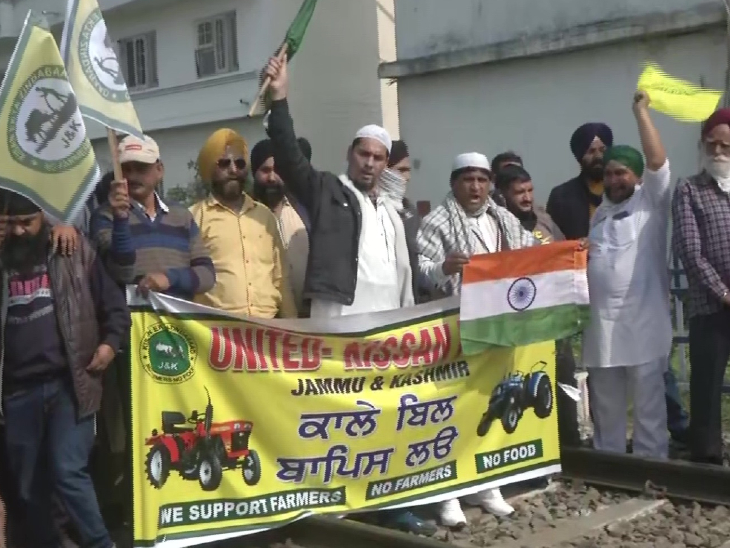 जम्मू में यूनाइटेड-किसान फ्रंट से जुड़े किसान रेलवे ट्रैक पर प्रदर्शन किया।