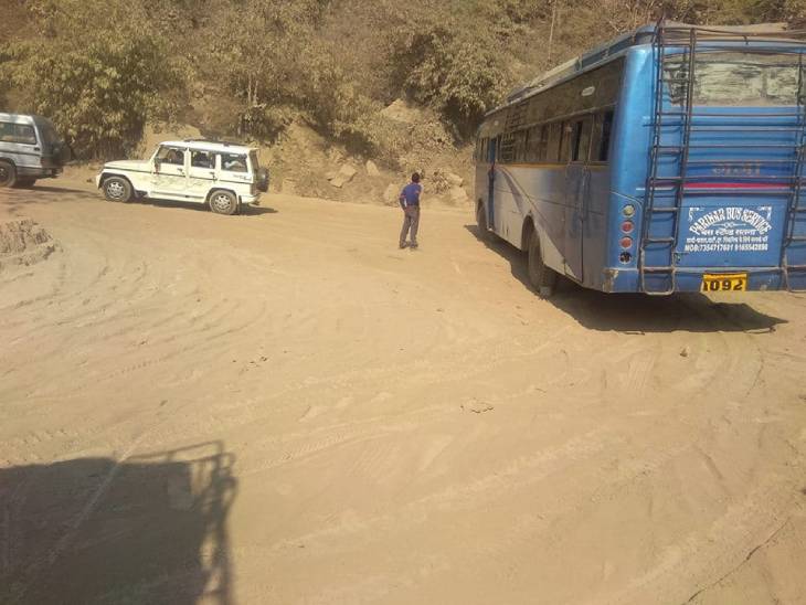 जिगजैग की तरह इस घाटी में मोड़ हैं।