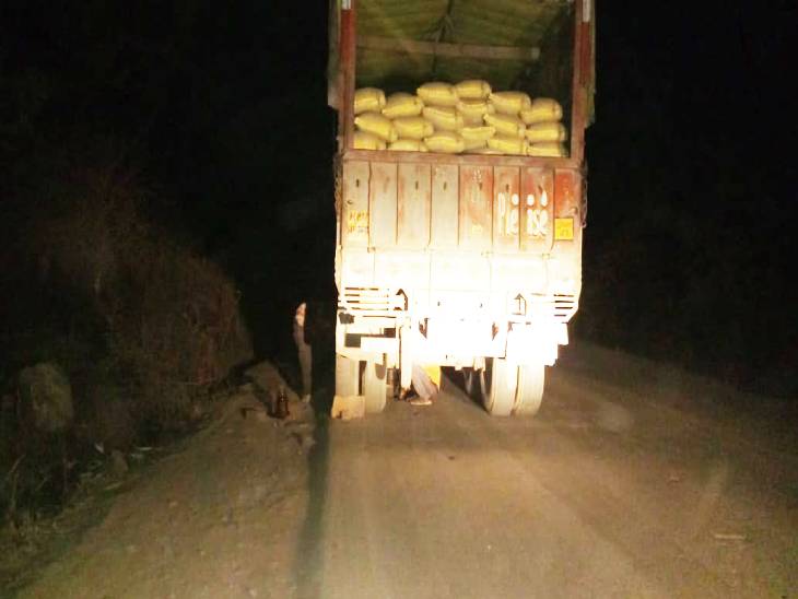 500 मीटर आगे बघराव की ओर ही एक ट्रक भी खराब हो गया था।