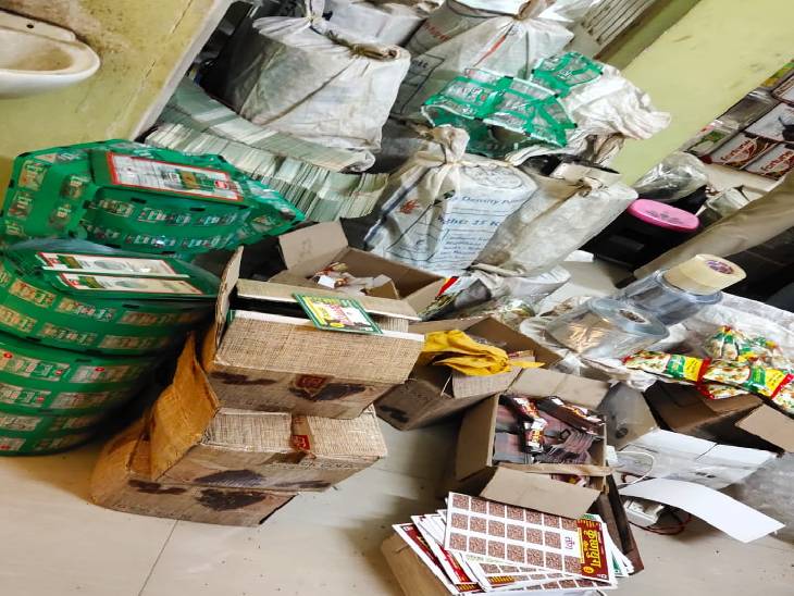 नकली मसाले के पैकेट सहित खाली रैपर जब्त।