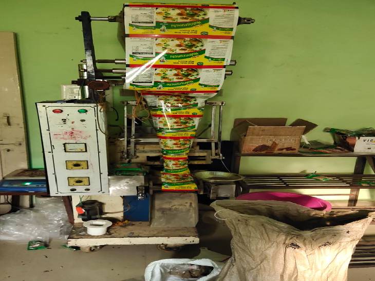 आरोपी ने फ्लैट में पैकिंग मशीन लगा रखा था।