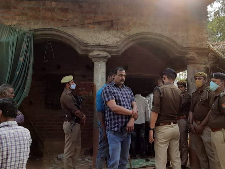मृतक काजल के घर के बाहर खड़ी फोर्स।