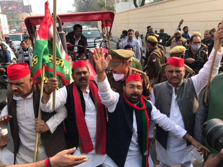 SP leader performing outside Vidhan Bhavan.