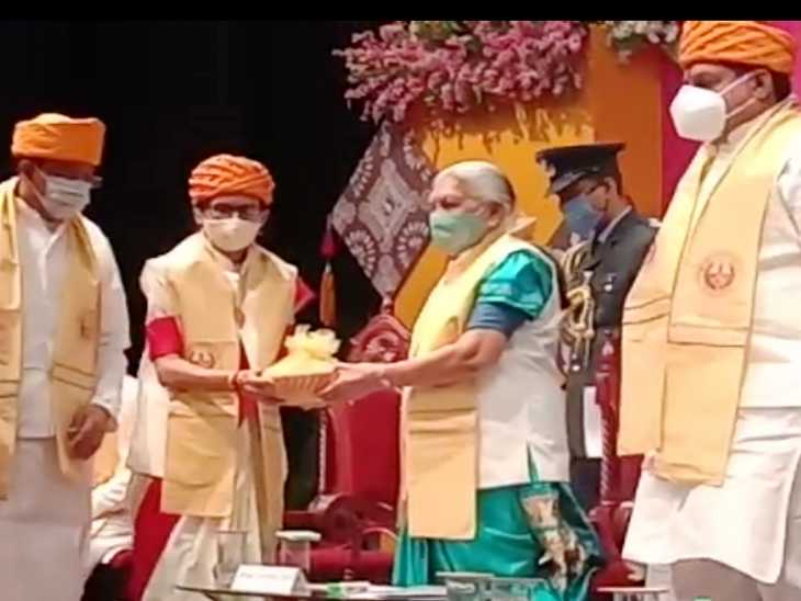 राज्यपाल ने कार्यक्रम का शुभारंभ किया।