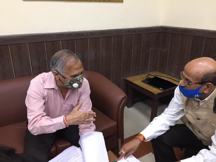 GM, NCR विनय कुमार को ग्वालियर स्टेशन से कुछ नई ट्रेनें चलाने और कुछ ट्रेन के स्टॉपेज के बारे अपनी मांगों से अवगत कराते सांसद विवेक शेजवलकर।