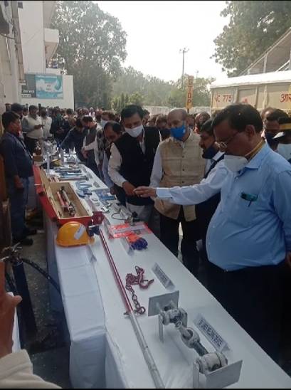 रेलवे द्वारा लगाई गई प्रदर्शनी का निरीक्षण भी NCR के GM विनय कुमार ने किया। इसमें नैरोगेज ट्रेन से जुड़े पार्ट्स व अन्य सामग्री रखी गई थी।