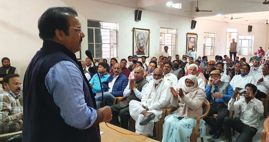 पैदल मार्च की तैयारियों पर PCC में बैठक को संबोधित करते परिवहन मंत्री प्रतापसिंह खाचरियावास