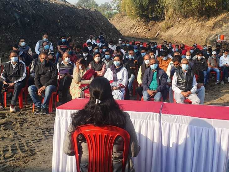 स्वच्छता को लेकर नाले पर ही बैठकर निगम आयुक्त ने कार्यों की समीक्षा की।